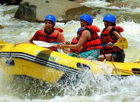 Foto de un grupo navegando rápidos en el Río Toro