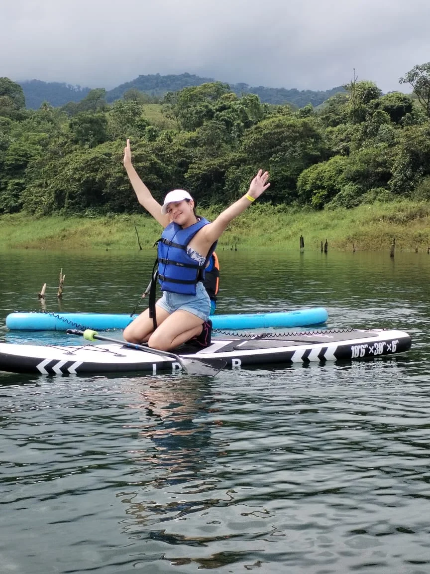 Foto de kayaks en el Lago Arenal con el volcán de fondo