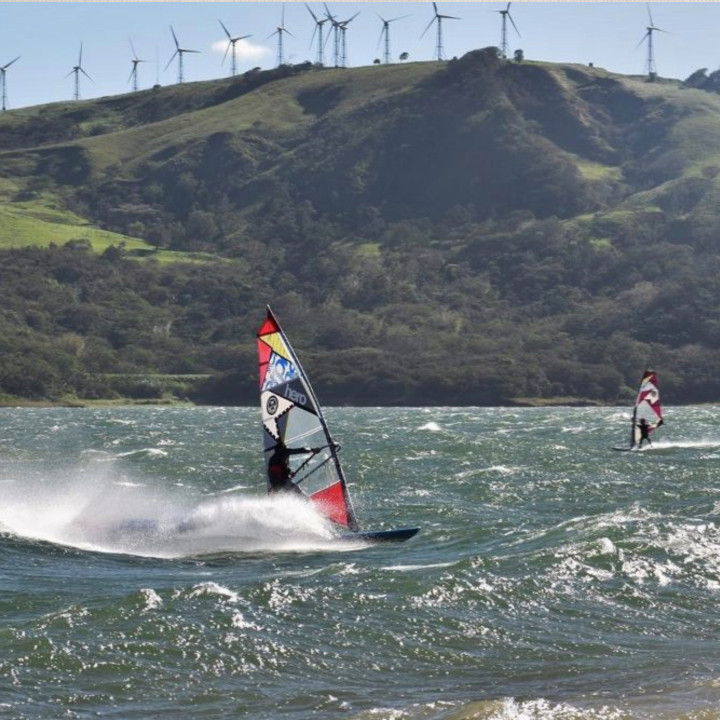 Foto de 2 personas practicando Windsurf