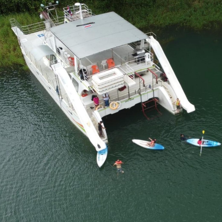 Foto del Catamarán, kayacs y bañistas