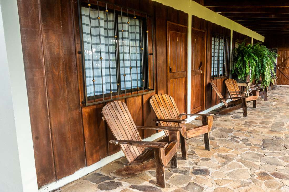 Corredores mostrando las paredes frontales de madera y sillas de madera frente al lago Arenal, Tilarán, Guanacaste