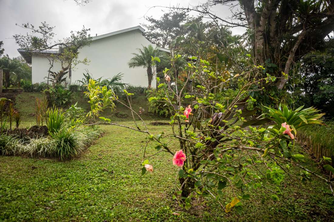 Jardínes junto al parqueo con vista al Lago Arenal, Tilarán, Guanacaste